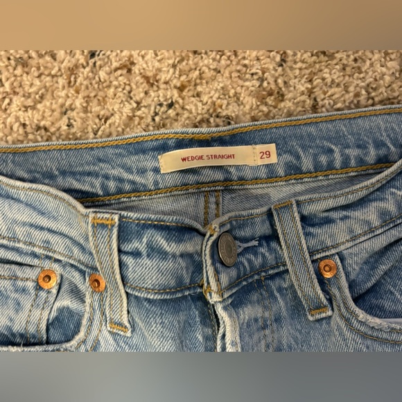 Levi’s Wedgie Straight in Distressed Light Wash - Picture 5 of 8